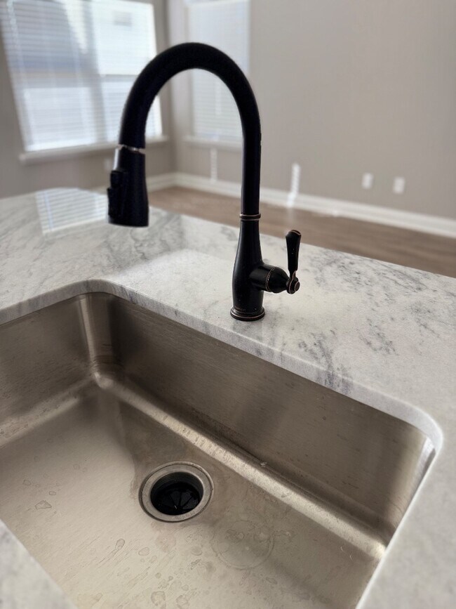 Building Photo - 4389 Ravenwood Park W