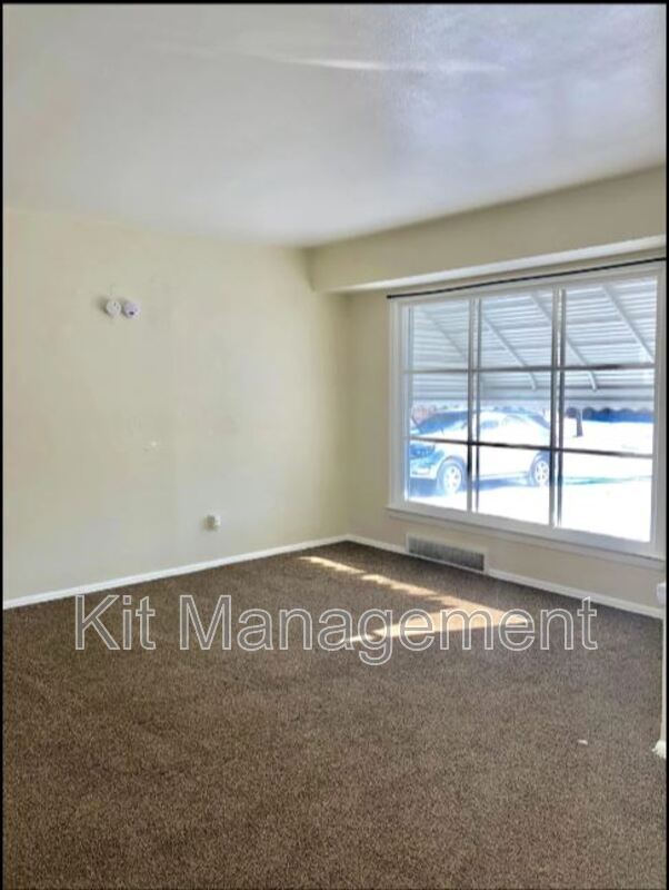 Building Photo - 536 W Poinsetta Ave