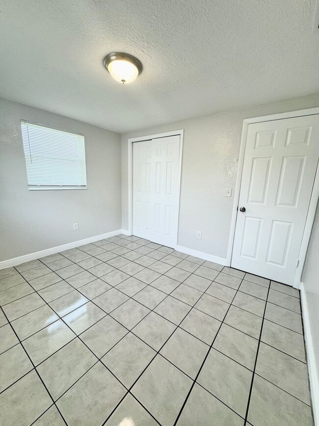 Building Photo - 4/2 Single-family home, AVAILABLE NOW!