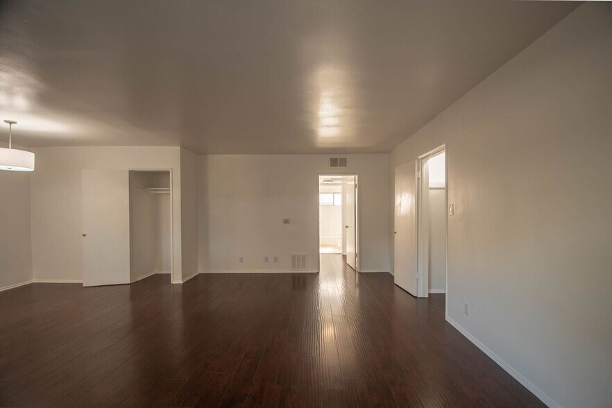 Building Photo - 14706 Dickens St