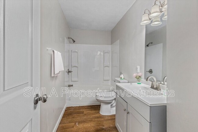 Building Photo - 535 W Lyons St