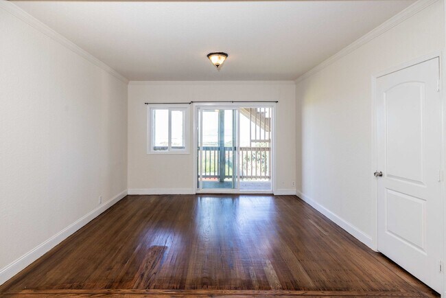 Building Photo - UPDATED, Spacious 1BR! DECK! STAINLESS APPLIANCES! HARDWOOD!