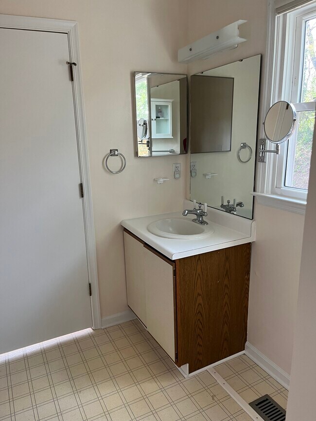 Master bathroom - 103 Birdwood Ct