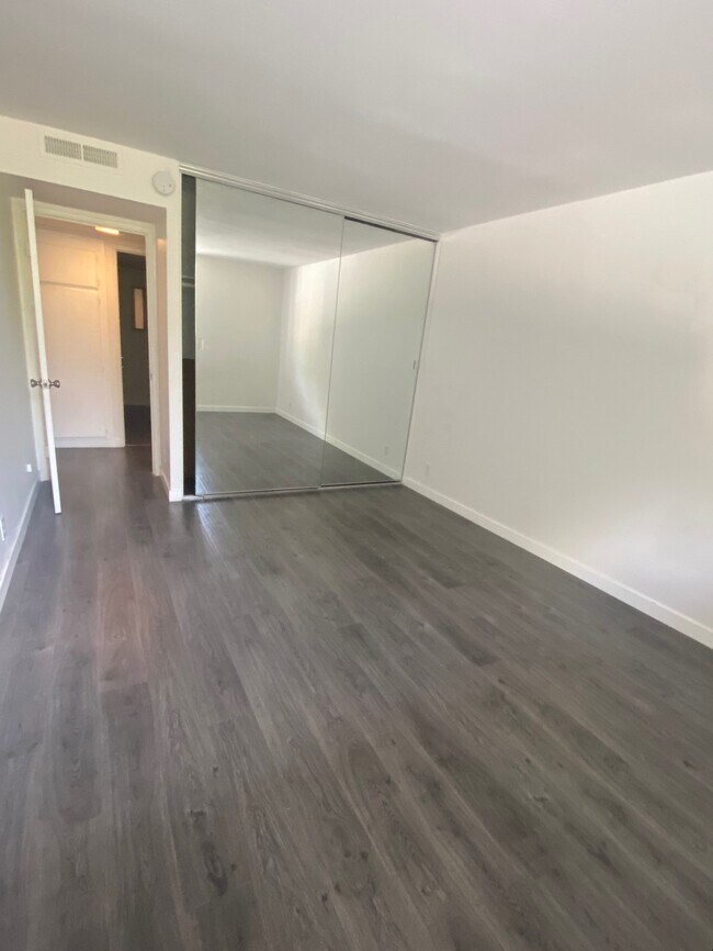 Building Photo - 10535 Wilshire Blvd