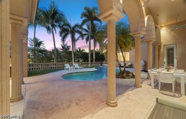 Building Photo - 550 21st Ave S