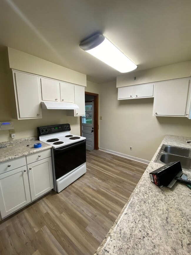 Building Photo - 3- Bedroom Home