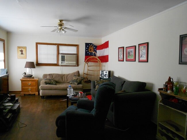 Building Photo - 3 BR, 1 BA