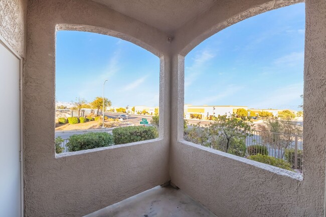 Building Photo - IMMACULATE 2 BEDROOM CONDO IN HENDERSON!