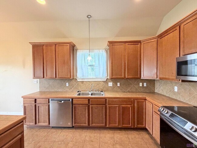Building Photo - 41188 Lakeway Cove Ave