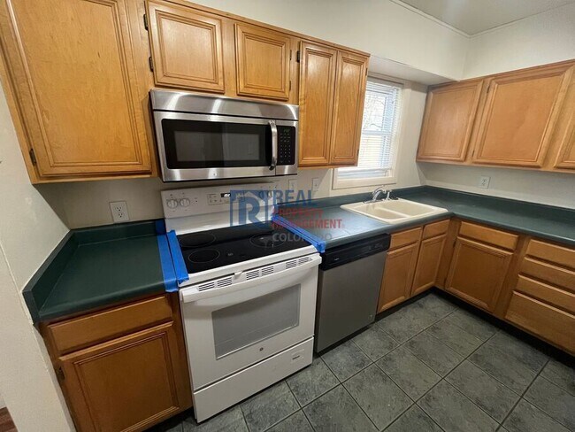 Building Photo - 310 Elmwood Dr