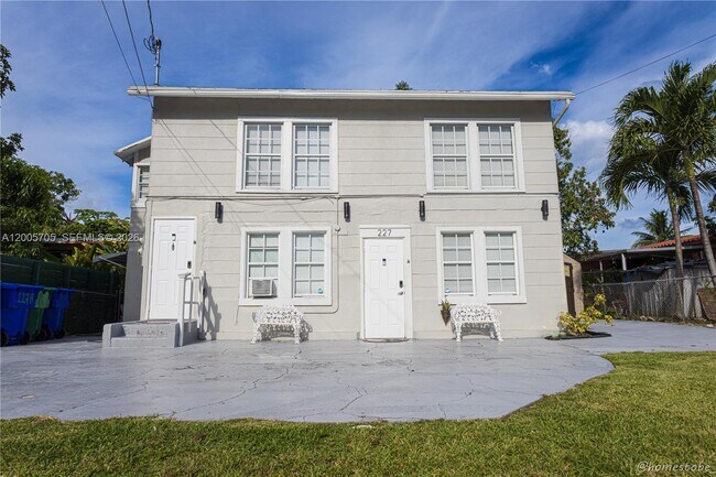 Building Photo - 227 SW 30th Ave