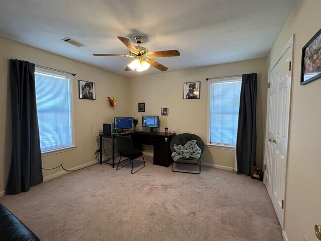Building Photo - 3808 Oak Ave