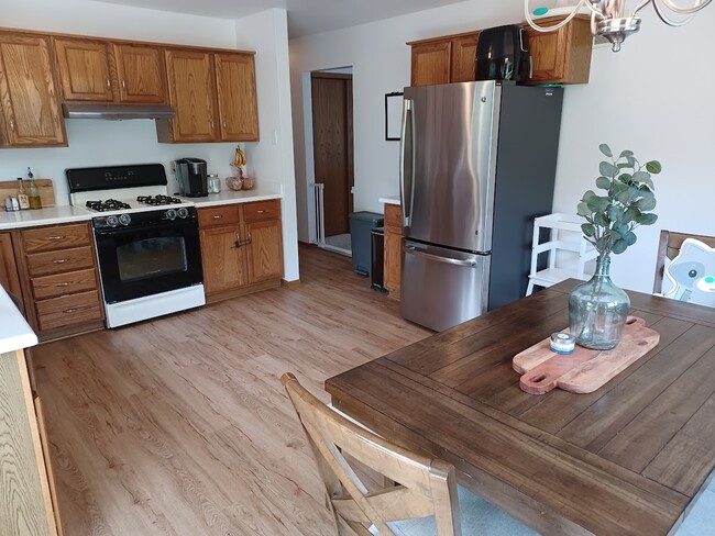 Kitchen with appliances - 1445 Meadowcreek Ct