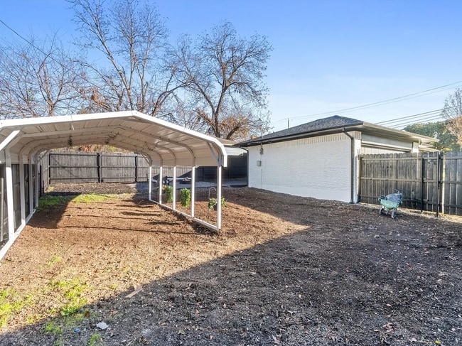 Building Photo - 3423 W Clarendon Dr