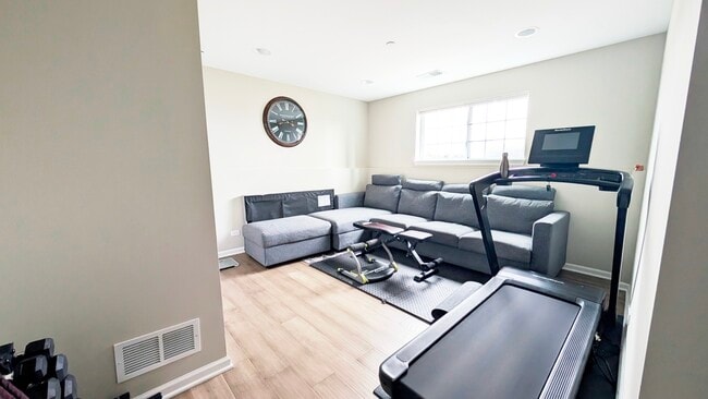 Building Photo - 30W001 Brayman Ct