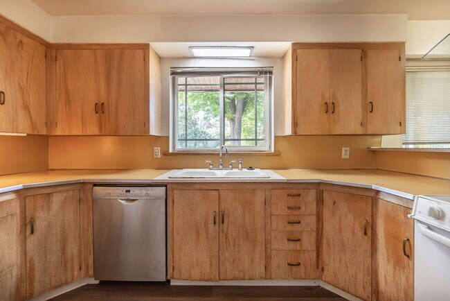 Building Photo - Spacious 3 bed 3 bath home