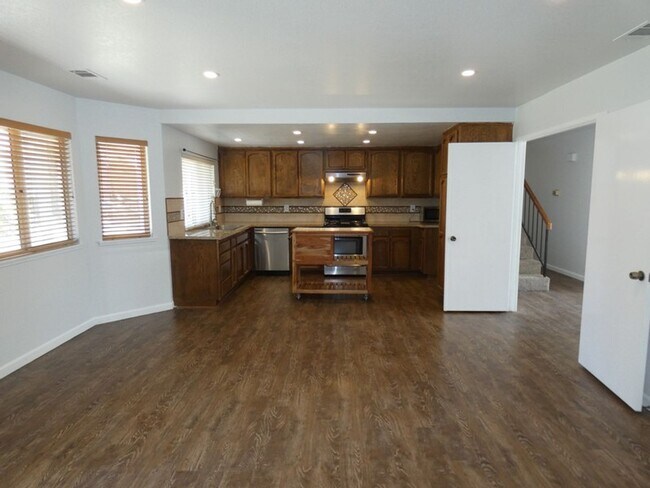 Building Photo - Spacious Orcutt Area Home in Gated Community