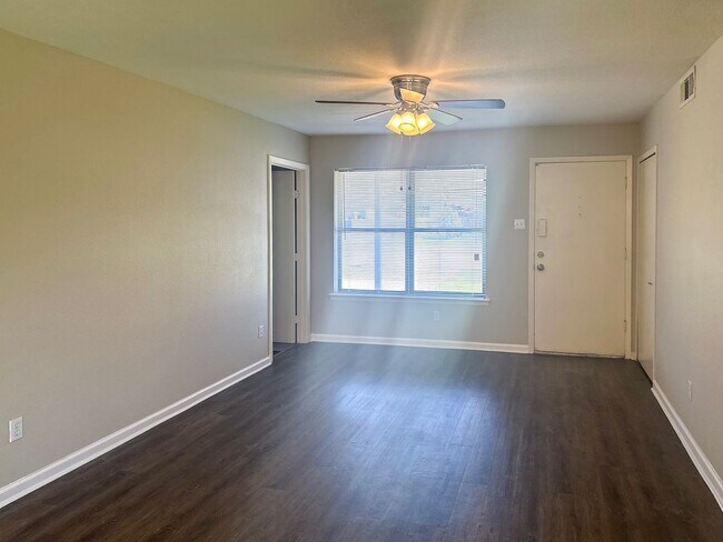 Building Photo - 4 Bedroom / 2.5 Bath Home