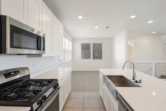Building Photo - Summerlin Beauty With Bed and Bath On 1st Floor