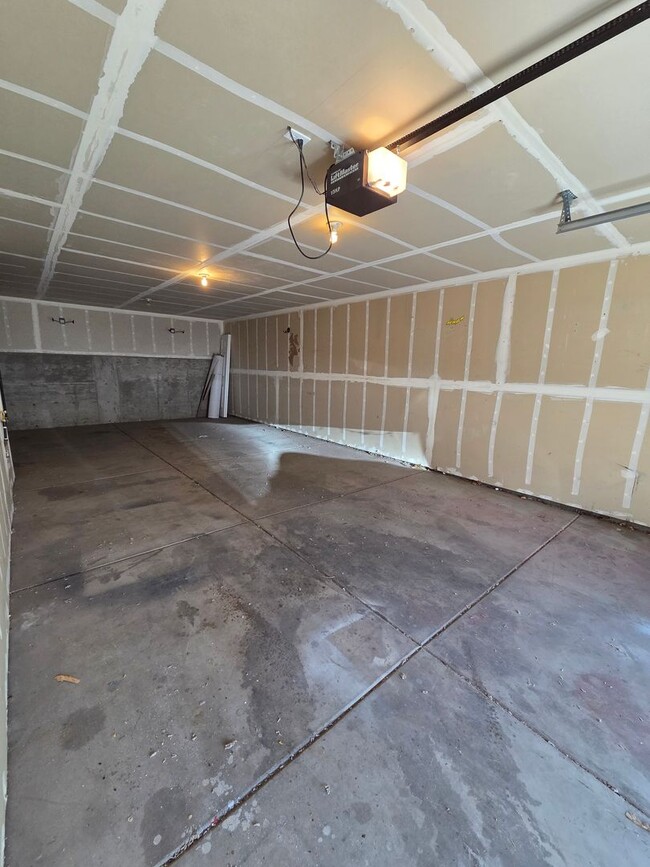 Building Photo - 2 Bedroom 2.5 Bath Close to UNR!