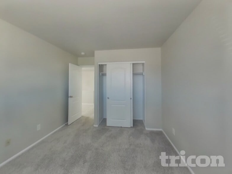 Building Photo - 4151 E Aragonite Ln