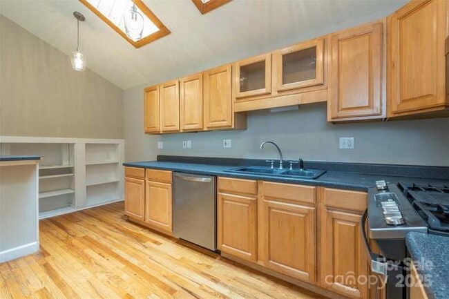 Building Photo - 411 Holly Hill Dr