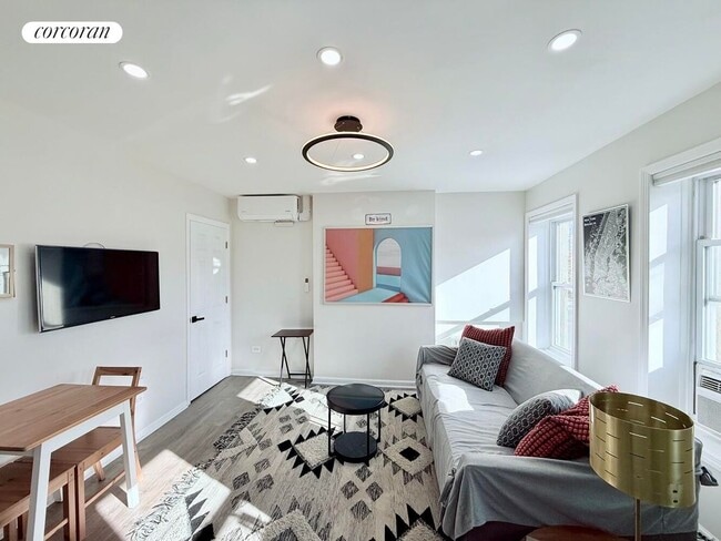 Building Photo - 716 Hancock St