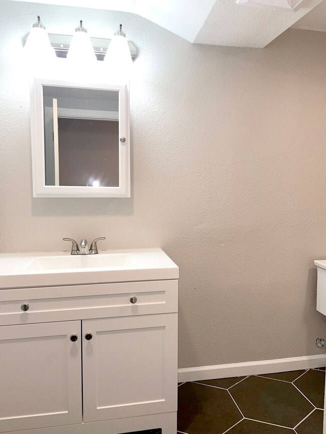 Building Photo - Gorgeous remodeled 2 bedroom in Triplex!
