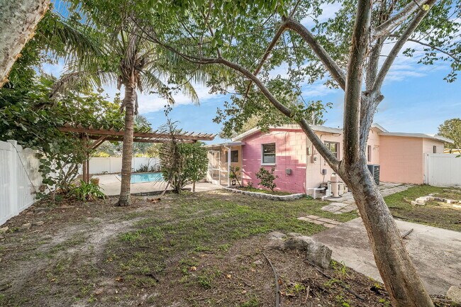 Building Photo - 5 BR/3BA pool home in Merritt Island- NO HOA!