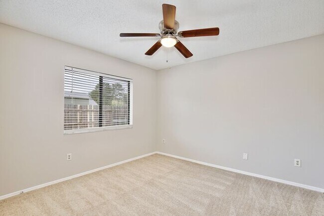 Building Photo - Spacious 4/3 Home with a Fenced Backyard and a 2 Car Garage in Hollowbrook - Winter Springs!