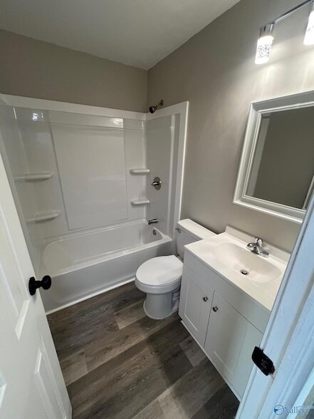 Building Photo - 2211 Penhall Dr NE