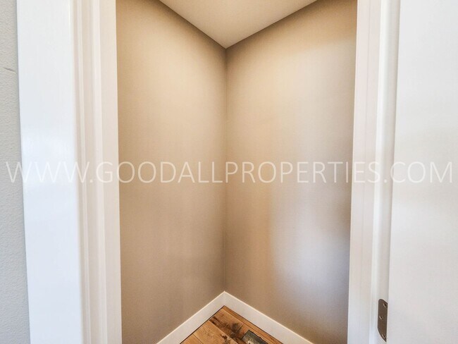 Building Photo - 6-Bedroom, 4-Bath Home in Waukee with Finished Basement & 3-Car Garage