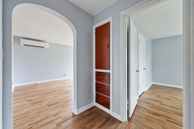 Building Photo - Move in ready now! Eastside rambler with A/C, 2 bed 1 bath. Olympia School District.