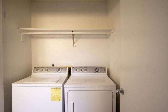 Building Photo - Nicely Updated Lake Oswego 1Bdr w/Fireplace, Dishwasher, W/D & Patio!