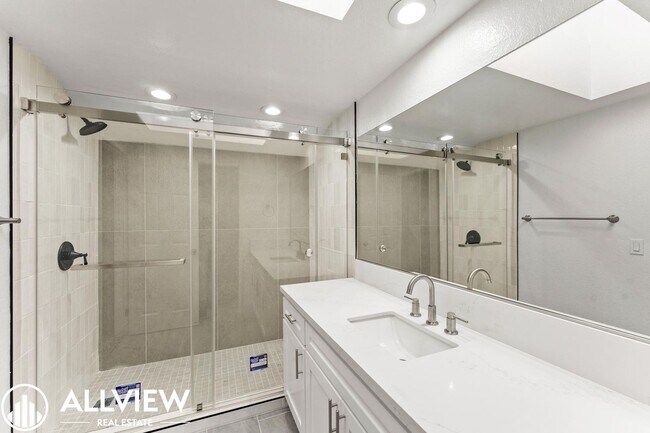 Building Photo - Upgraded 2-Bedroom Townhome in the Gated C...