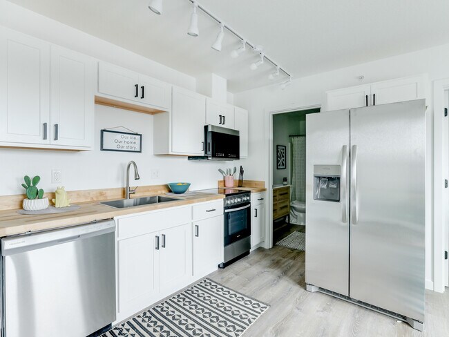 Building Photo - 7710 SE Mitchell St