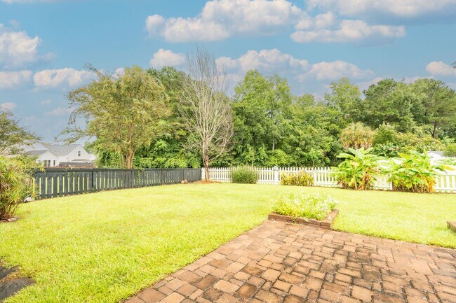 Building Photo - Serenity Meets Everyday Convenience!