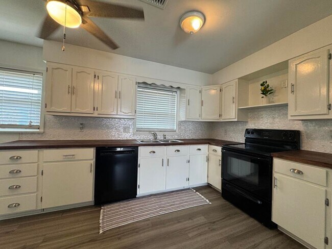 Building Photo - 3/2 Pool Home in Deltona Lakes
