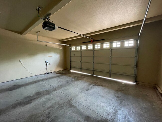 Building Photo - Fantastic Hillsboro Home with Attached Gar...