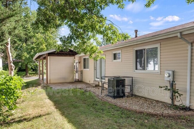 Building Photo - 2495 Lindsay Ln