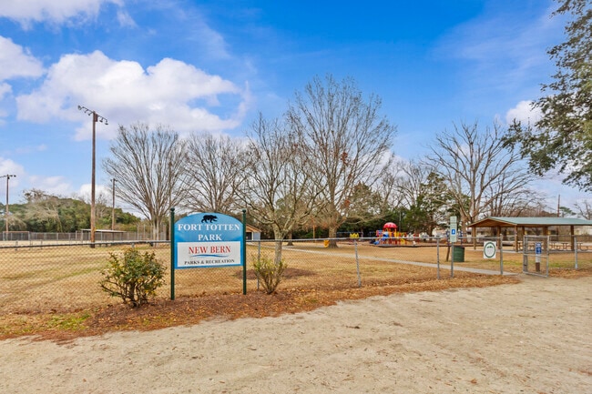 Building Photo - 1502 Tryon Rd