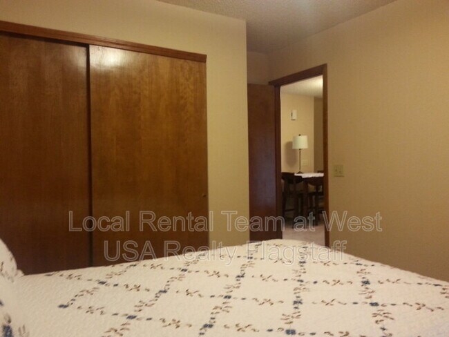 Building Photo - 5701 N Villa Cir