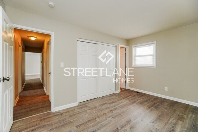 Building Photo - REDUCED!