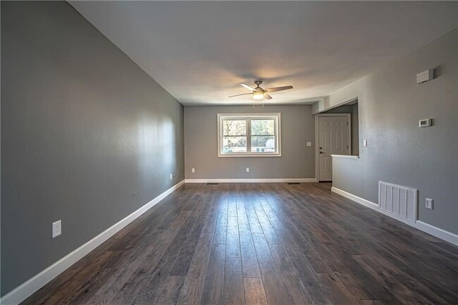 Building Photo - 1312 Royal Dr