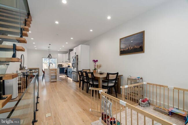 Building Photo - 2409 Oakford St