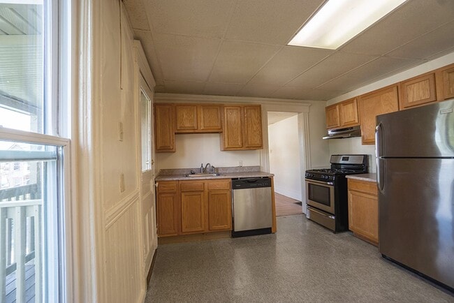 Building Photo - Beautiful Upper Flat With Private Side Por...