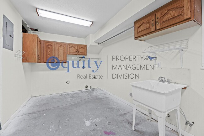 Building Photo - 7102 Brookhill Dr E