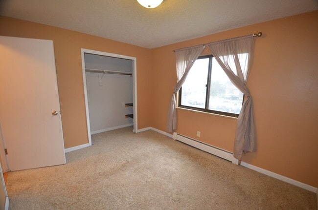 Building Photo - Pets negotiable! Dillon Valley East Condo!...