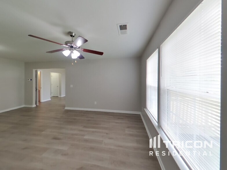 Building Photo - 123 Bruin Dr