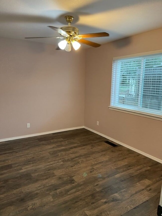 Building Photo - 3 Bedroom Located in Country Heights Subdivision!